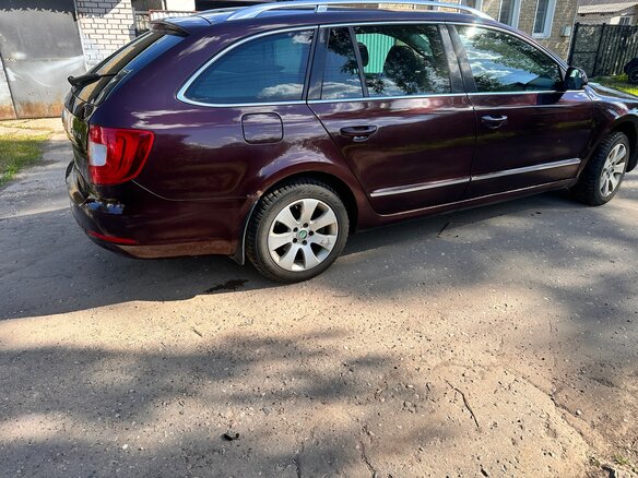 2013 Skoda Superb II, красный, 950000 рублей - вид 4