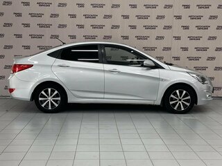 2015 Hyundai Solaris I Рестайлинг, серебристый, 820000 рублей, вид 4