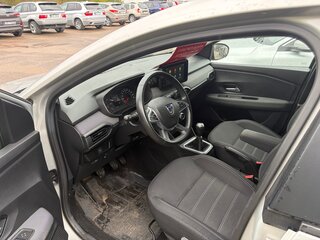 2022 Dacia Logan III Рестайлинг, серебристый, 1580000 рублей, вид 3