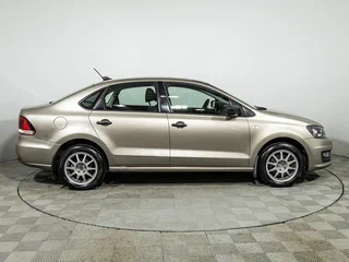 2017 Volkswagen Polo V Рестайлинг, бежевый, 999700 рублей, вид 4