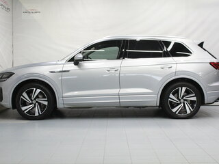 2018 Volkswagen Touareg III, серебристый, 3799000 рублей, вид 2