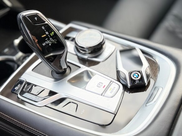 2020 BMW 7 серии 750d xDrive VI (G11/G12) Рестайлинг, чёрный, 7500000 рублей - вид 28