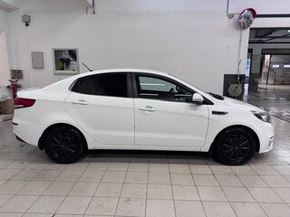 2016 Kia Rio III Рестайлинг, белый, 999000 рублей, вид 3