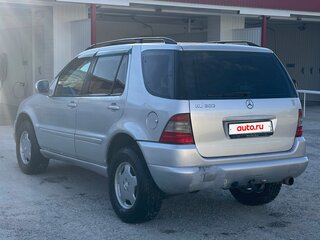 1999 Mercedes-Benz M-Класс 320 I (W163), серебристый, 630000 рублей, вид 4