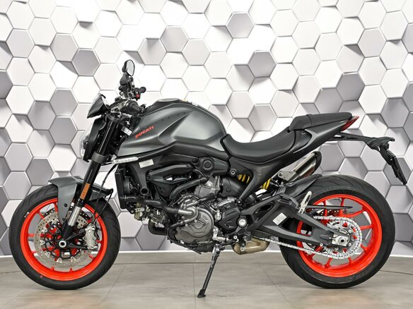 2024 Ducati Monster 937, серый, 1277000 рублей - вид 3