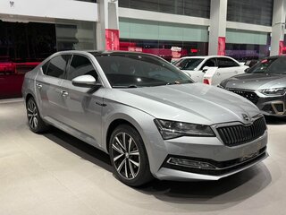 2023 Skoda Superb III Рестайлинг, серебристый, 1780000 рублей, вид 3