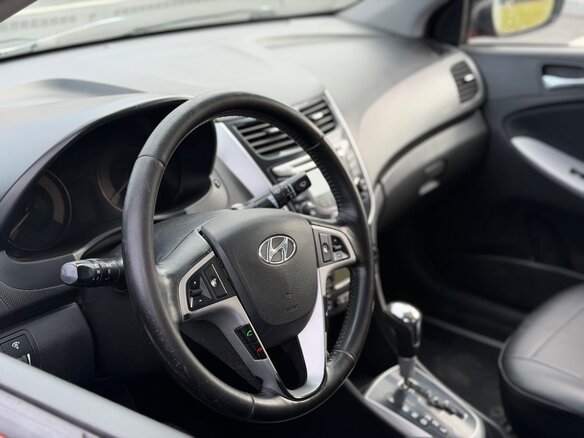 2011 Hyundai Solaris I, красный - вид 13