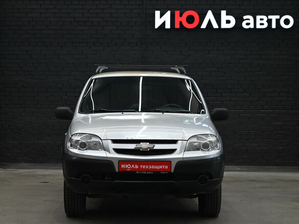 2011 Chevrolet Niva I Рестайлинг, серебристый - вид 2