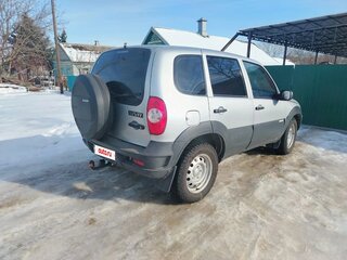 2013 Chevrolet Niva I Рестайлинг, серебристый, 630000 рублей, вид 2