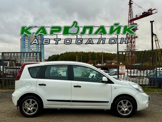 2013 Nissan Note I Рестайлинг, белый, 749000 рублей, вид 3