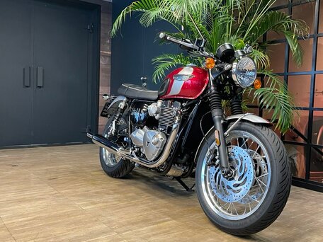 2025 Triumph Bonneville T120, красный, 1850000 рублей, вид 4