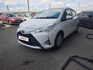 2017 Toyota Vitz III (XP130) Рестайлинг 2, белый, 980000 рублей, вид 4
