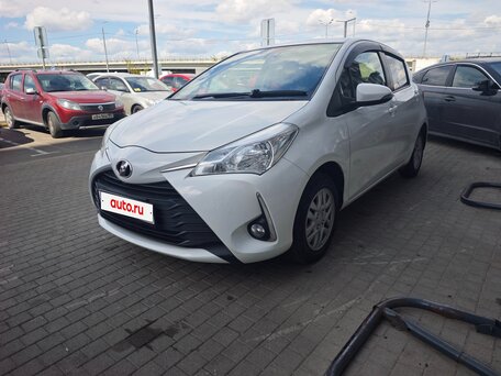 2017 Toyota Vitz III (XP130) Рестайлинг 2, белый, 980000 рублей, вид 4