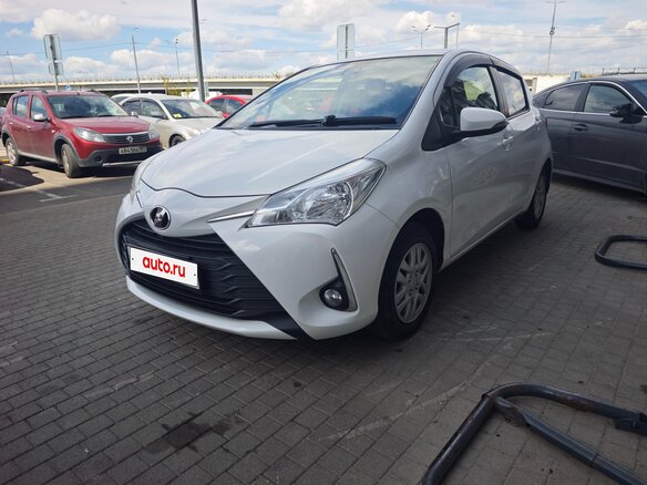 2017 Toyota Vitz III (XP130) Рестайлинг 2, белый, 980000 рублей - вид 3