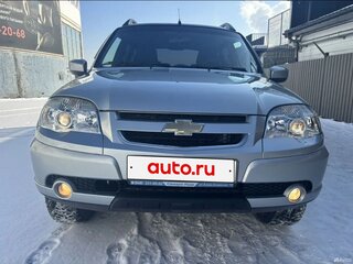 2014 Chevrolet Niva I Рестайлинг, серебристый, 710000 рублей, вид 2
