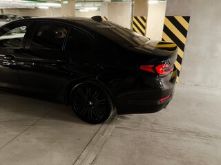 2019 BMW 5 серии 520i VII (G30/G31/G38), чёрный, 2400000 рублей, вид 4