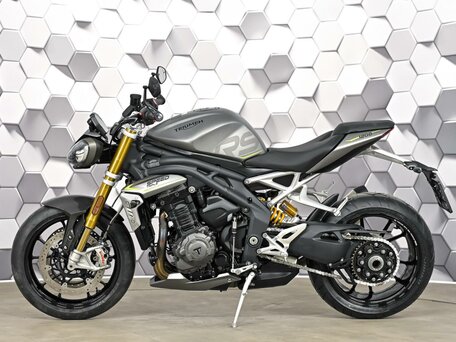 2021 Triumph Speed Triple, серый, 1427000 рублей, вид 4