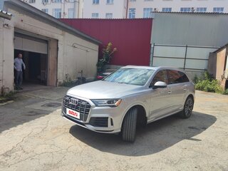 2022 Audi Q7 45 TFSI II (4M) Рестайлинг, серый, 5700000 рублей, вид 2