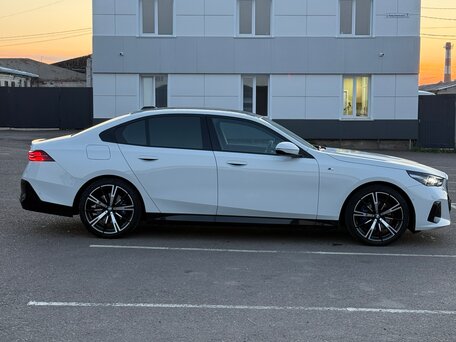 2024 BMW 5 серии 530i xDrive VIII (G60/G61/G68), белый, 6949000 рублей, вид 5