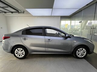 2018 Kia Rio IV, серый, 950000 рублей, вид 4