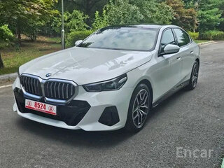 2025 BMW 5 серии 520i VIII (G60/G61/G68), белый, 5870378 рублей, вид 3