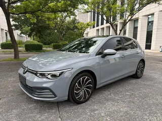 2022 Volkswagen Golf VIII, серебристый, 1805000 рублей, вид 1