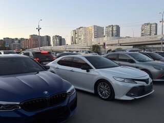 2018 Toyota Camry VIII (XV70), белый, 2550000 рублей, вид 4