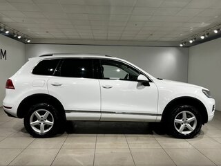 2013 Volkswagen Touareg II, белый, 1540000 рублей, вид 4