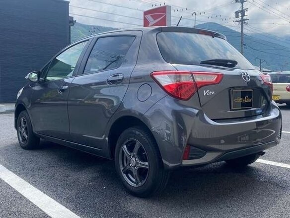 2018 Toyota Vitz III (XP130) Рестайлинг, серый, 990000 рублей - вид 2