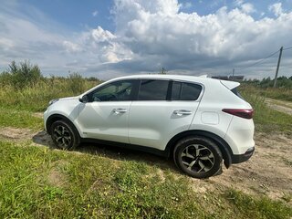 2020 Kia Sportage IV Рестайлинг, белый, 2390000 рублей, вид 5