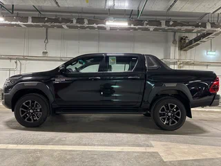 2025 Toyota Hilux VIII Рестайлинг 2, чёрный, 6890000 рублей, вид 4