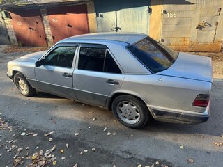1994 Mercedes-Benz E-Класс 220 I (W124), серебристый, 350000 рублей, вид 5