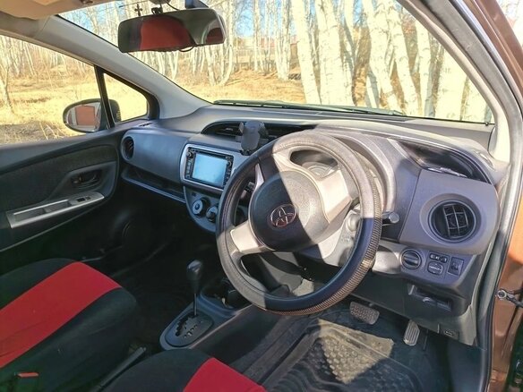2014 Toyota Vitz III (XP130) Рестайлинг, коричневый, 650000 рублей - вид 3