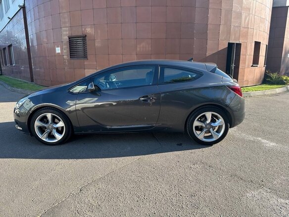 2013 Opel Astra GTC J Рестайлинг, серый, 870000 рублей - вид 3