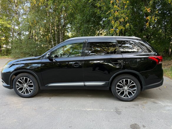 2017 Mitsubishi Outlander III Рестайлинг 2, чёрный, 1690000 рублей - вид 1