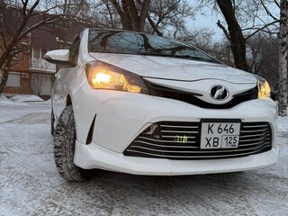 2016 Toyota Vitz III (XP130) Рестайлинг, белый, 750000 рублей, вид 1