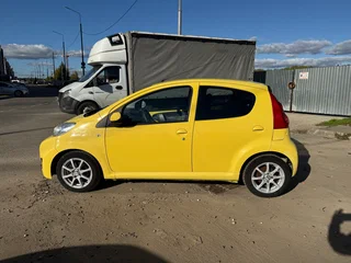 2010 Peugeot 107 I Рестайлинг, жёлтый, 380000 рублей, вид 5