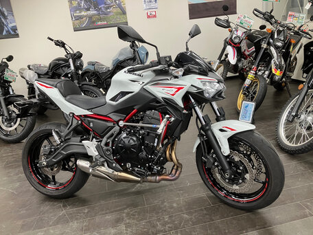 2022 Kawasaki Z 650, белый, 399333 рублей, вид 1