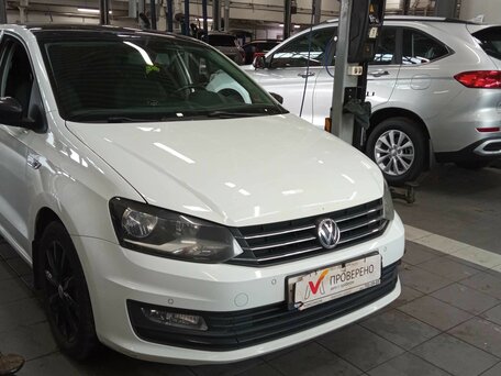 2018 Volkswagen Polo V Рестайлинг, белый, 1100000 рублей, вид 2