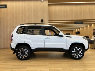 2026 Lada (ВАЗ) Niva Travel I Рестайлинг, белый, 1894000 рублей, вид 4