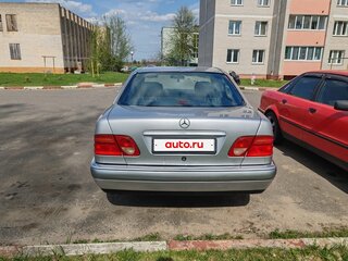 1997 Mercedes-Benz E-Класс 240 II (W210, S210), серебристый, 750000 рублей, вид 3