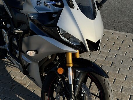 2020 Yamaha YZF-R3, серебристый, 590000 рублей, вид 3