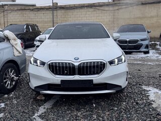 2025 BMW 5 серии 530e VIII (G60/G61/G68), белый, 6563000 рублей, вид 2
