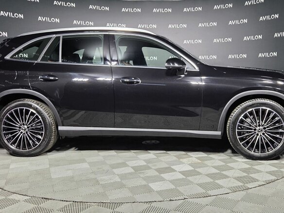 2025 Mercedes-Benz GLC 300 II (X254), чёрный - вид 3