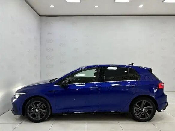 2022 Volkswagen Golf VIII, синий, 1679000 рублей - вид 5