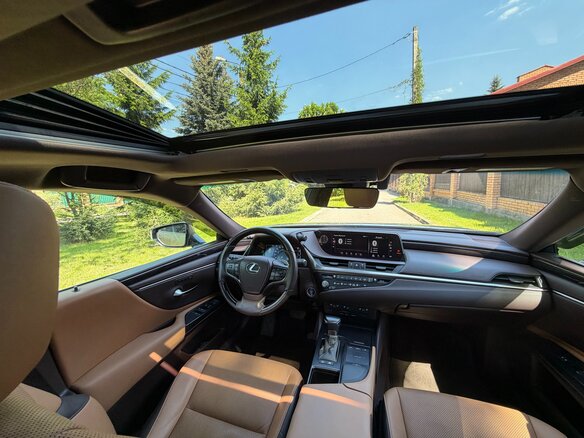 2021 Lexus ES 300h VII Рестайлинг, серый, 4150000 рублей - вид 16
