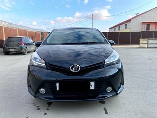 2015 Toyota Vitz III (XP130) Рестайлинг, чёрный, 900000 рублей, вид 3