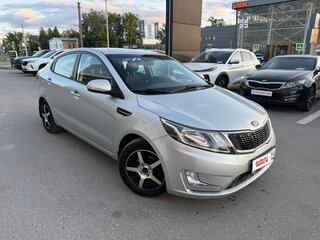 2015 Kia Rio 6-speed III, серебристый, 915000 рублей, вид 3
