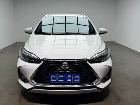 2022 Toyota Yaris L XP150 Рестайлинг, белый, 1407007 рублей, вид 2