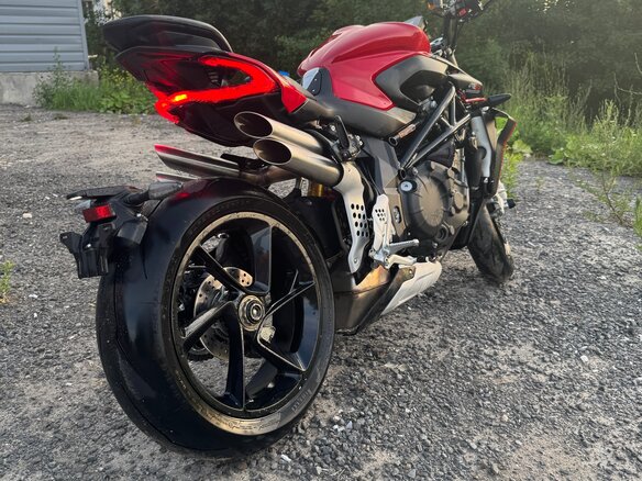 2022 MV Agusta Brutale 1000, красный, 1800000 рублей - вид 1